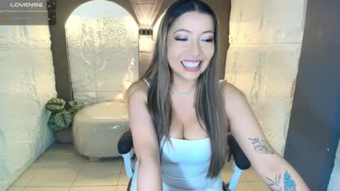Snapshot of isabella__r chatting on 06/25/26, 01:15 Isa online show from 06/25/26, 01:15