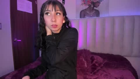 Snapshot of isabella_crofts chatting on 12/19/25, 02:51 isabella_crofts online show from 12/19/25, 02:51