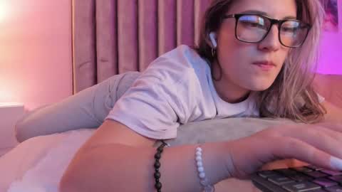 Isabella Rros online show from 03/11/25, 07:26