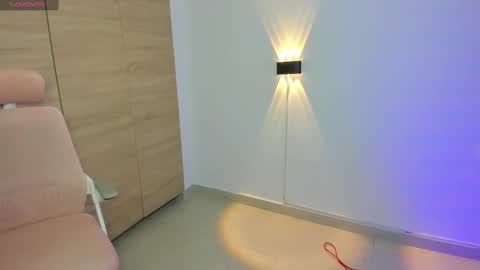 Isabella Thompson online show from 03/11/25, 08:53