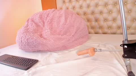 Snapshot of isabellaalux_ chatting on 05/17/26, 08:16 isabellaalux_ online show from 05/17/26, 08:16
