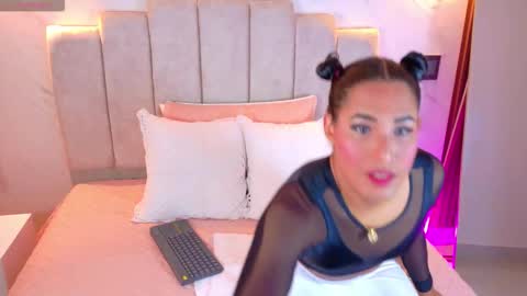 Snapshot of isabellaho1317 chatting on 10/12/25, 10:42 Isabella online show from 10/12/25, 10:42