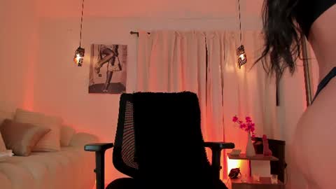 Snapshot of isabellalux_ chatting on 06/14/26, 10:23 ISABELLA online show from 06/14/26, 10:23