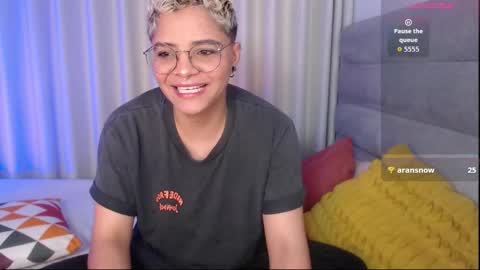 Isabella Mout  online show from 11/23/25, 08:30