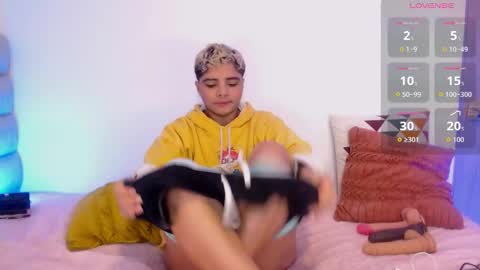 Isabella Mout  online show from 01/12/26, 11:21