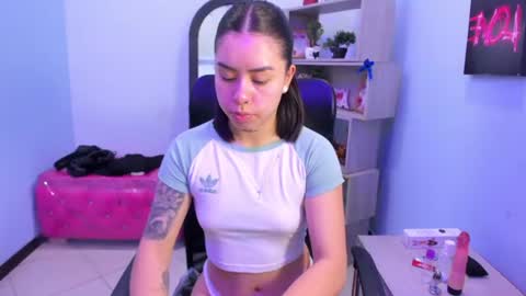 Snapshot of isabellasummer_ chatting on 06/25/26, 02:21 isebella online show from 06/25/26, 02:21
