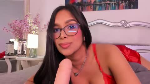 Snapshot of isasaenz_ chatting on 11/19/25, 11:05 Isa Saenz online show from 11/19/25, 11:05