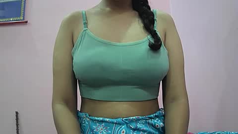 ishika_singh_ online show from 10/17/25, 01:53