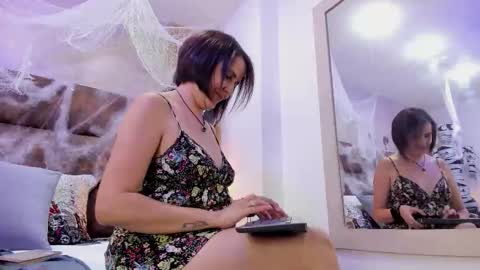 Snapshot of isisblakee chatting on 10/31/25, 11:22 Isis online show from 10/31/25, 11:22