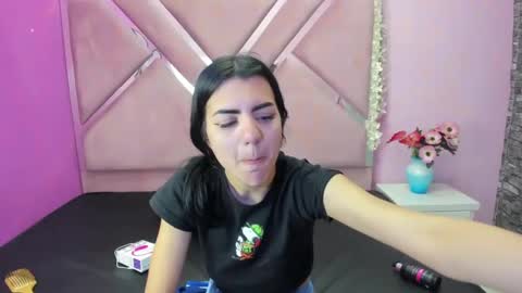 Snapshot of isisrousexx chatting on 02/16/25, 02:42 isisrousexx online show from 02/16/25, 02:42