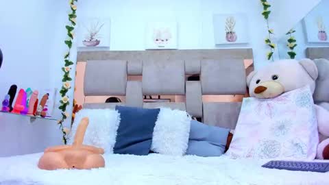 Isla Thompson online show from 03/05/25, 09:05