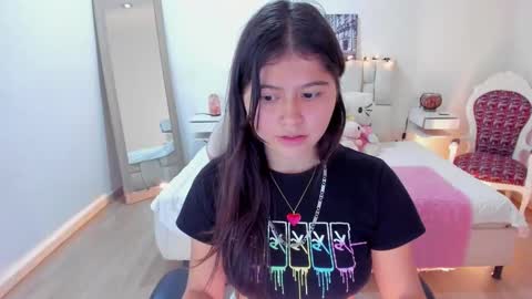 Snapshot of issa_loren chatting on 11/06/25, 07:15 Issa online show from 11/06/25, 07:15