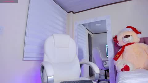 Snapshot of issabellarodriguez chatting on 12/27/24, 08:02 Isa online show from 12/27/24, 08:02