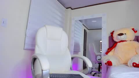 Snapshot of issabellarodriguez chatting on 02/05/25, 08:43 Isa online show from 02/05/25, 08:43