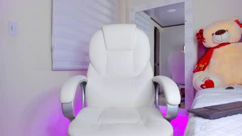 Snapshot of issabellarodriguez chatting on 02/06/25, 09:53 Isa online show from 02/06/25, 09:53