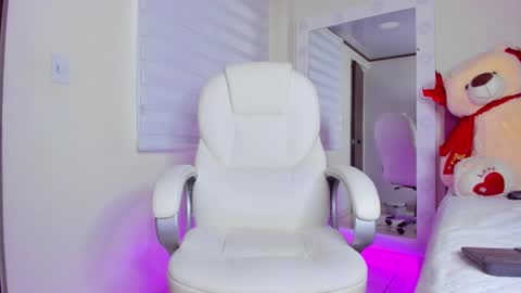 Snapshot of issabellarodriguez chatting on 02/18/25, 11:44 Isa online show from 02/18/25, 11:44