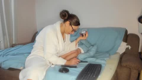 Issabelle online show from 11/18/25, 07:02