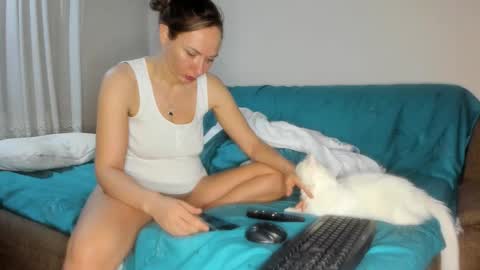 Issabelle online show from 12/03/25, 06:21