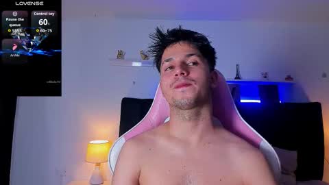 Snapshot of issac_james chatting on 11/18/25, 03:23 Issac online show from 11/18/25, 03:23