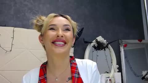 IssaSmyth online show from 11/19/25, 07:41