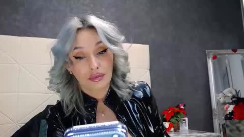 IssaSmyth online show from 04/18/26, 06:50