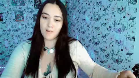 Snapshot of issis_demon chatting on 10/10/25, 05:28 Yiz online show from 10/10/25, 05:28