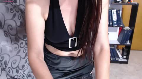 Issy online show from 04/15/26, 10:22