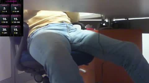 Snapshot of italiansirforyou chatting on 12/18/25, 04:02 Alex online show from 12/18/25, 04:02