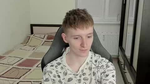 Snapshot of ithan_red chatting on 09/10/25, 03:01 Ethan online show from 09/10/25, 03:01