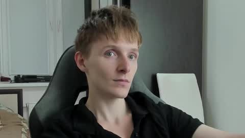 Snapshot of ithan_red chatting on 11/06/25, 08:43 Ethan online show from 11/06/25, 08:43