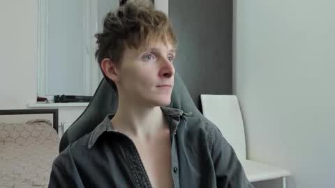 Snapshot of ithan_red chatting on 11/28/25, 05:37 Ethan online show from 11/28/25, 05:37