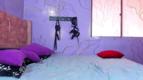 Snapshot of ithan_salvatore chatting on 01/05/25, 01:15 Ithan and Friends online show from 01/05/25, 01:15