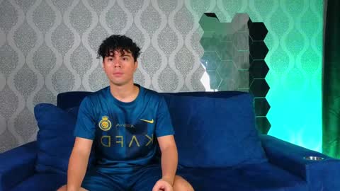 Snapshot of ithan_salvatore chatting on 01/17/25, 07:30 Ithan and Friends online show from 01/17/25, 07:30