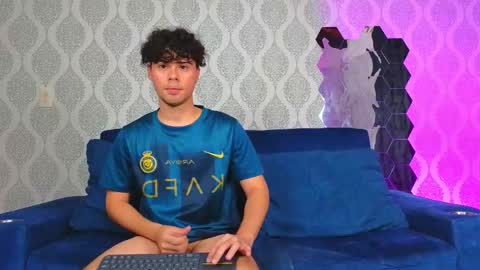 Snapshot of ithan_salvatore chatting on 02/11/25, 10:39 Ithan and Friends online show from 02/11/25, 10:39