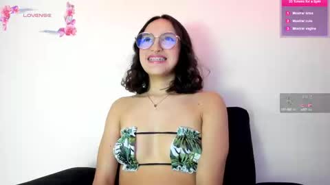 Snapshot of its__angelica_ chatting on 02/14/25, 10:04 Angelica online show from 02/14/25, 10:04