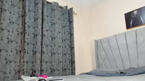 Snapshot of its_canella chatting on 02/20/25, 01:57 canella online show from 02/20/25, 01:57