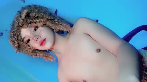 Snapshot of its_me_ezzie chatting on 01/29/25, 06:28 EZZIE online show from 01/29/25, 06:28