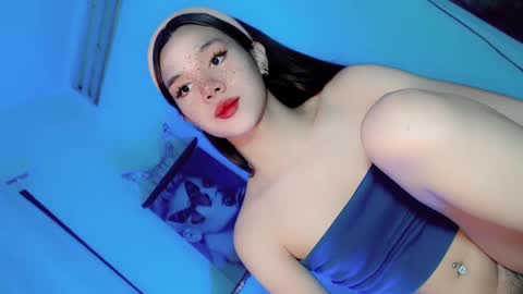 Snapshot of its_me_ezzie chatting on 02/17/25, 06:48 EZZIE online show from 02/17/25, 06:48