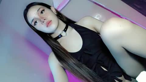 Snapshot of its_me_ezzie chatting on 09/28/25, 01:44 EZZIE online show from 09/28/25, 01:44