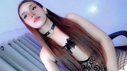 Snapshot of its_me_ezzie chatting on 10/12/25, 01:59 EZZIE online show from 10/12/25, 01:59