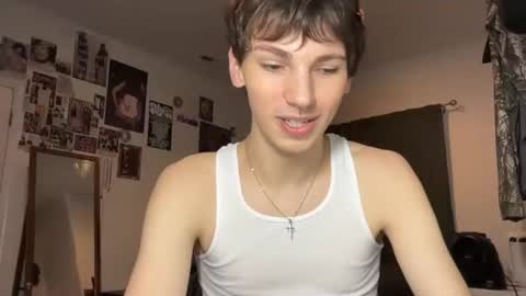 Snapshot of its_rowan chatting on 10/21/25, 01:28 Rowan online show from 10/21/25, 01:28