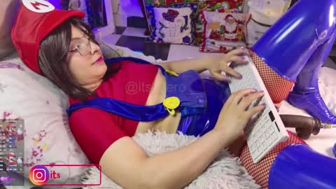 Snapshot of its_vero chatting on 12/21/25, 08:21 Fansly and Instagram Its vero online show from 12/21/25, 08:21