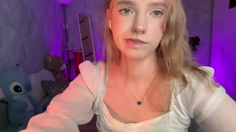 Snapshot of itsevedarkside_ chatting on 06/17/26, 05:54 Eva online show from 06/17/26, 05:54
