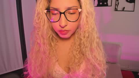 Snapshot of itsroxyrose_ chatting on 11/19/25, 04:18 Roxanne online show from 11/19/25, 04:18