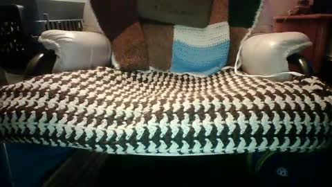 Snapshot of itsthick13 chatting on 08/05/26, 04:15 itsthick13 online show from 08/05/26, 04:15