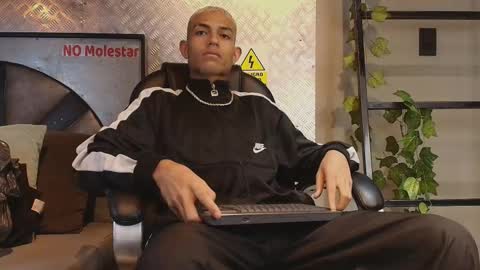 Snapshot of itszairen chatting on 02/17/26, 04:20 itszairen online show from 02/17/26, 04:20