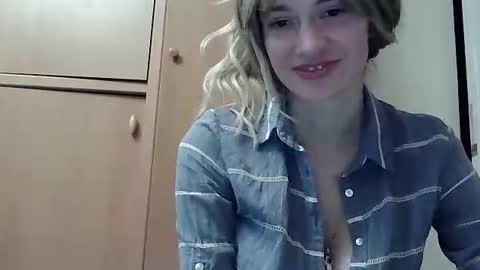 Snapshot of ivetta911 chatting on 12/21/25, 01:29 ivetta911 online show from 12/21/25, 01:29