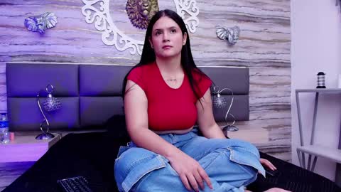 Snapshot of ivy_lux33 chatting on 05/22/26, 01:28 online show from 05/22/26, 01:28