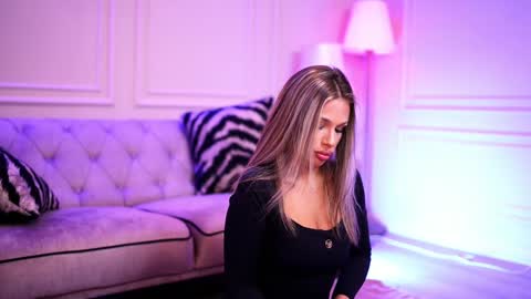 IvyRowa online show from 02/08/25, 07:05