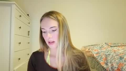 ivyyy1995 online show from 10/28/25, 05:04